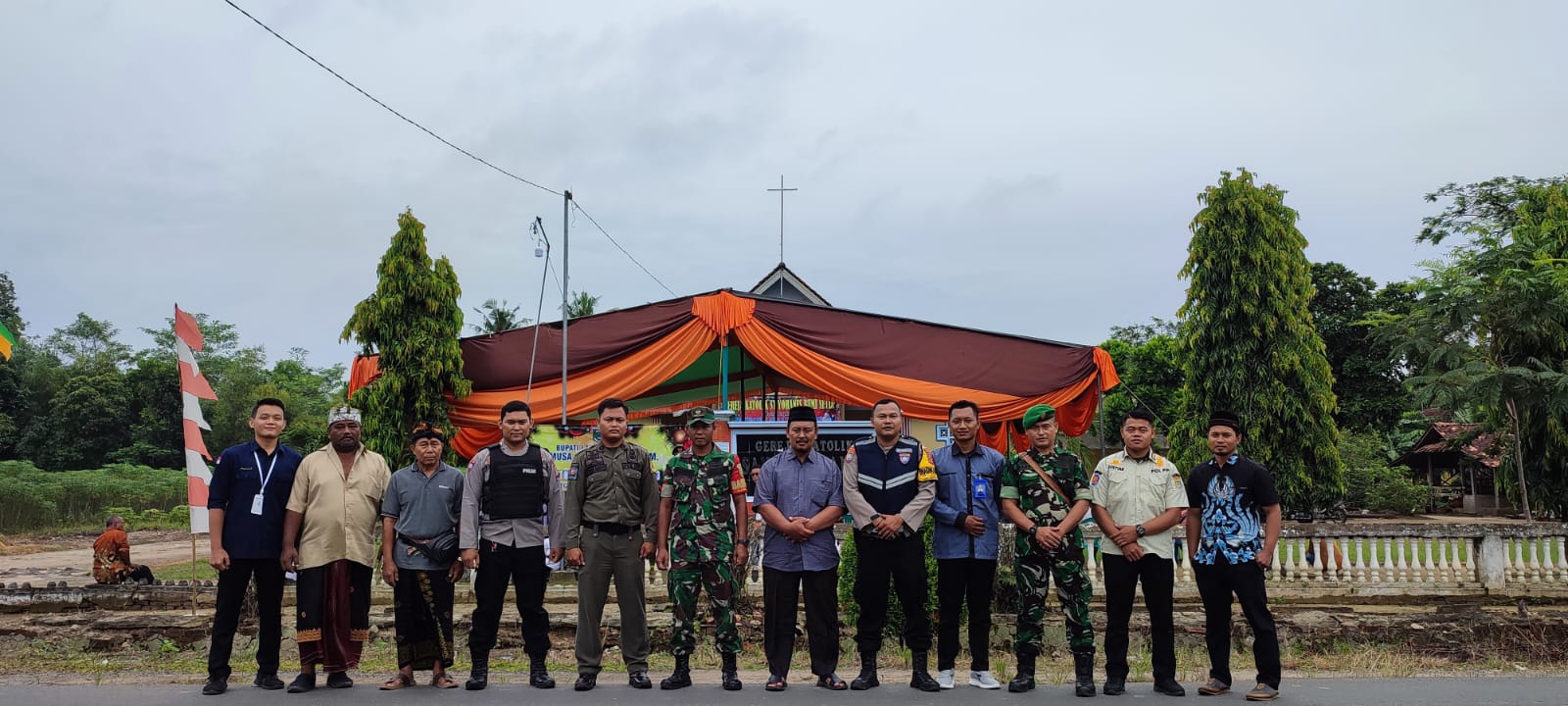 GIAT PENGAMANAN MISA NATAL DI GEREJA KATOLIK SANTO YOHANES KAMPUNG BUMI SETIA KECAMATAN SEPUTIH MATARAM KABUPATEN LAMPUNG TENGAH 